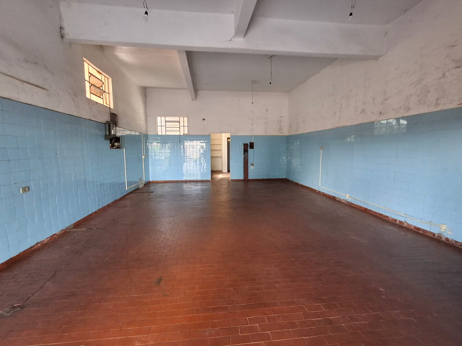 Salao comercial Av. Arthur Thomas.