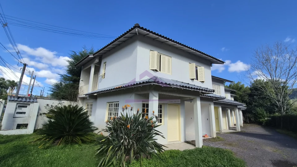 Sobrado com 3 quartos e sacada para locação no Bairro Joaneta, em Picada Café, na Serra Gaúcha