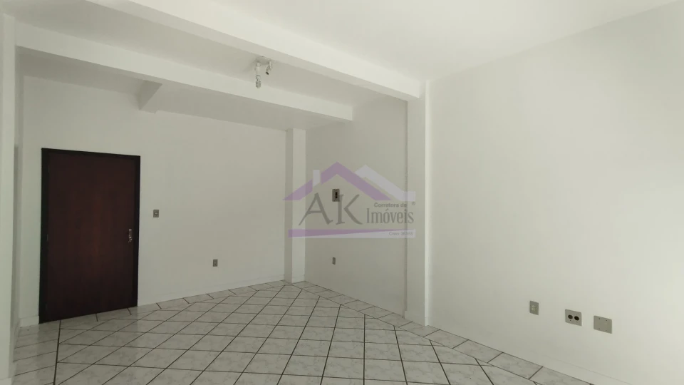 Sala comercial no centro de Picada Café.