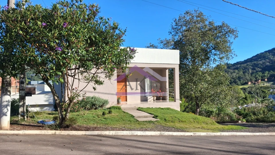Casa com 1 suíte e com excelente localização, à venda em Picada Café, na Serra Gaúcha