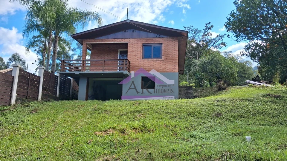Casa com 3 quartos para locação, localizada as margens da BR-116, em Picada Café, na Serra Gaúcha