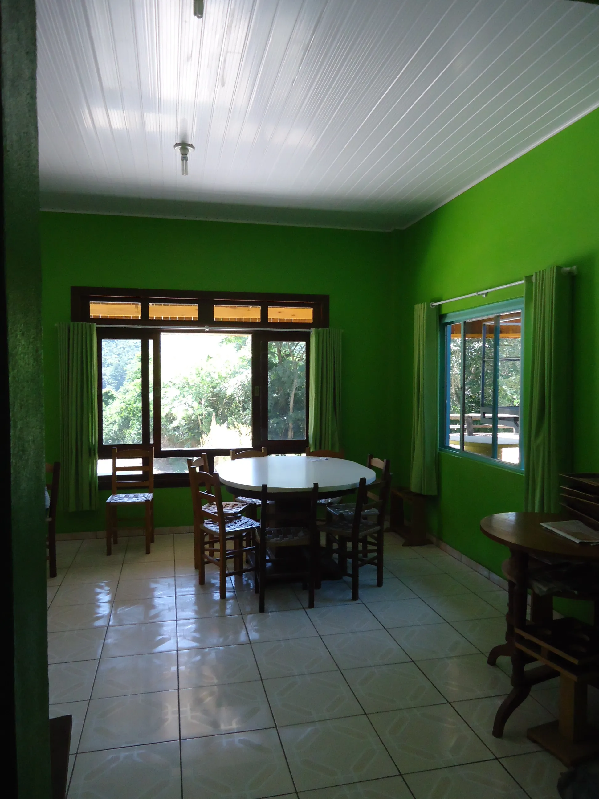 Sala comercial, localizada às margens da BR 116.