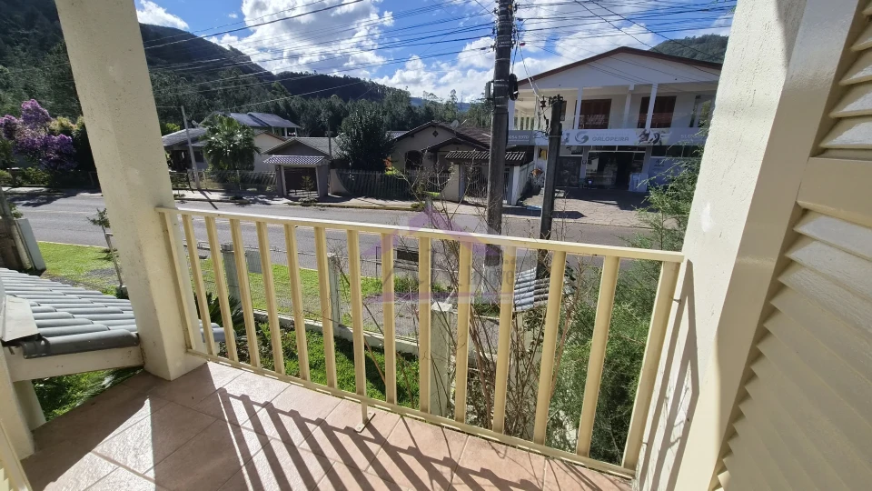 Sobrado com 3 quartos e sacada para locação no Bairro Joaneta, em Picada Café, na Serra Gaúcha