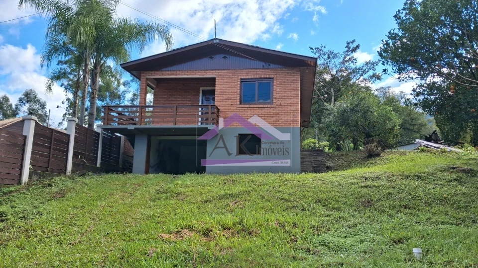 Casa com 3 quartos para locação, localizada as margens da BR-116, em Picada Café, na Serra Gaúcha