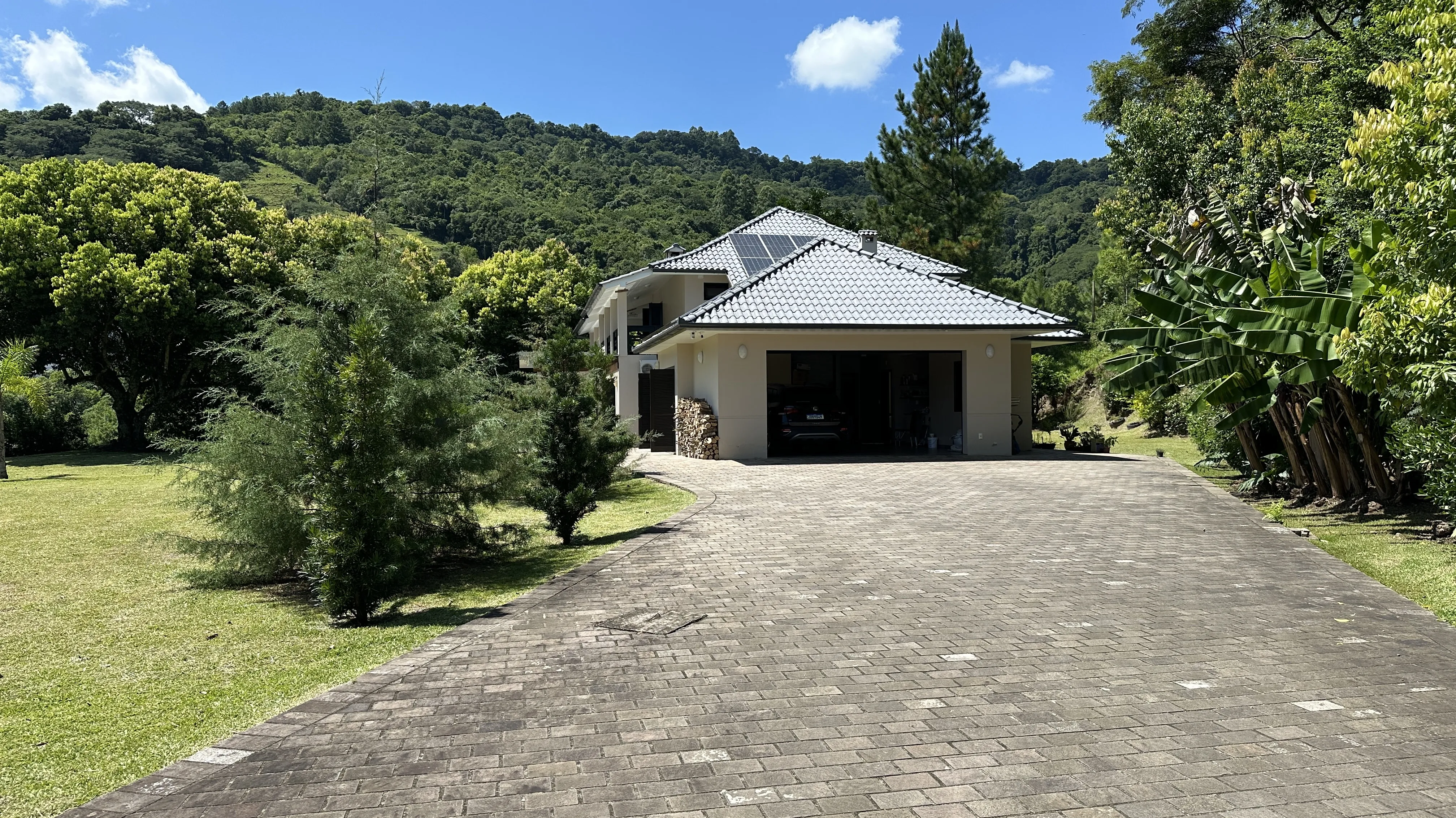 Casa de alto padrão com amplo terreno à venda na Serra Gaúcha