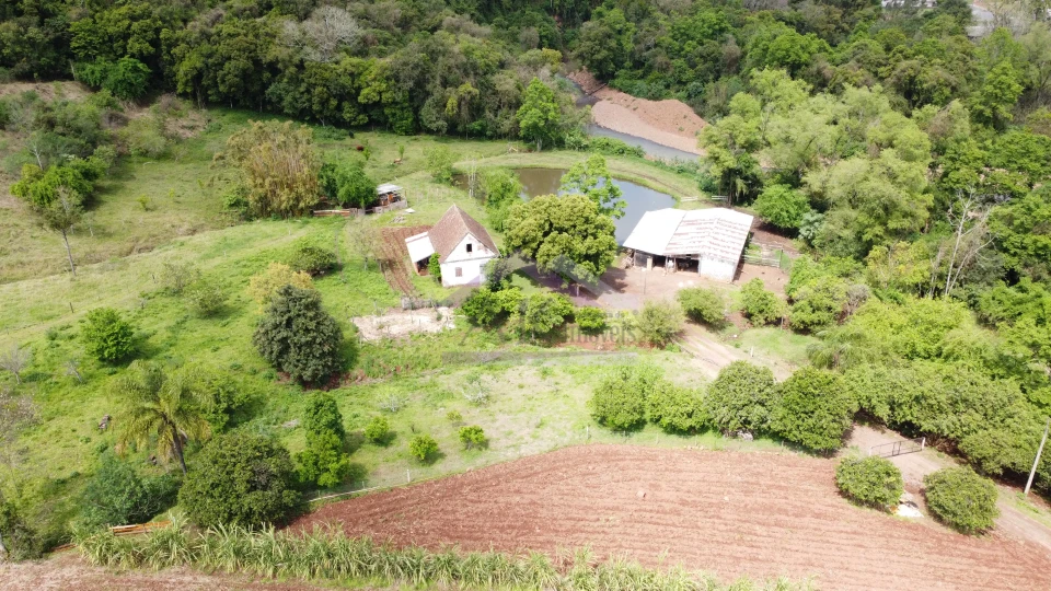 Sítio com riacho e casa enxaimel à venda em Picada Café na Serra Gaúcha