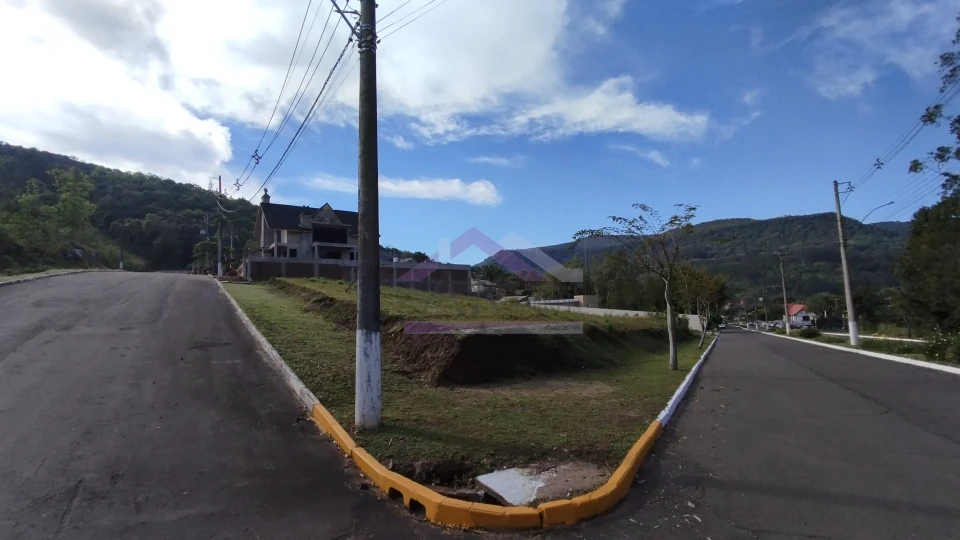Imagens do imóveis Amplo terreno de esquina à venda no centro da cidade de Picada Café na Serra Gaúcha