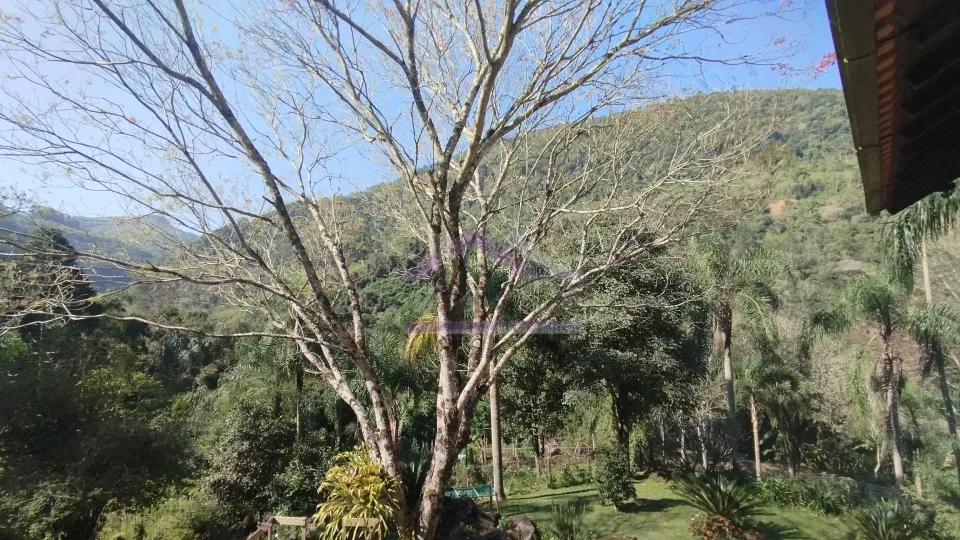 Sítio com riacho e casa enxaimel à venda em Picada Café na Serra Gaúcha