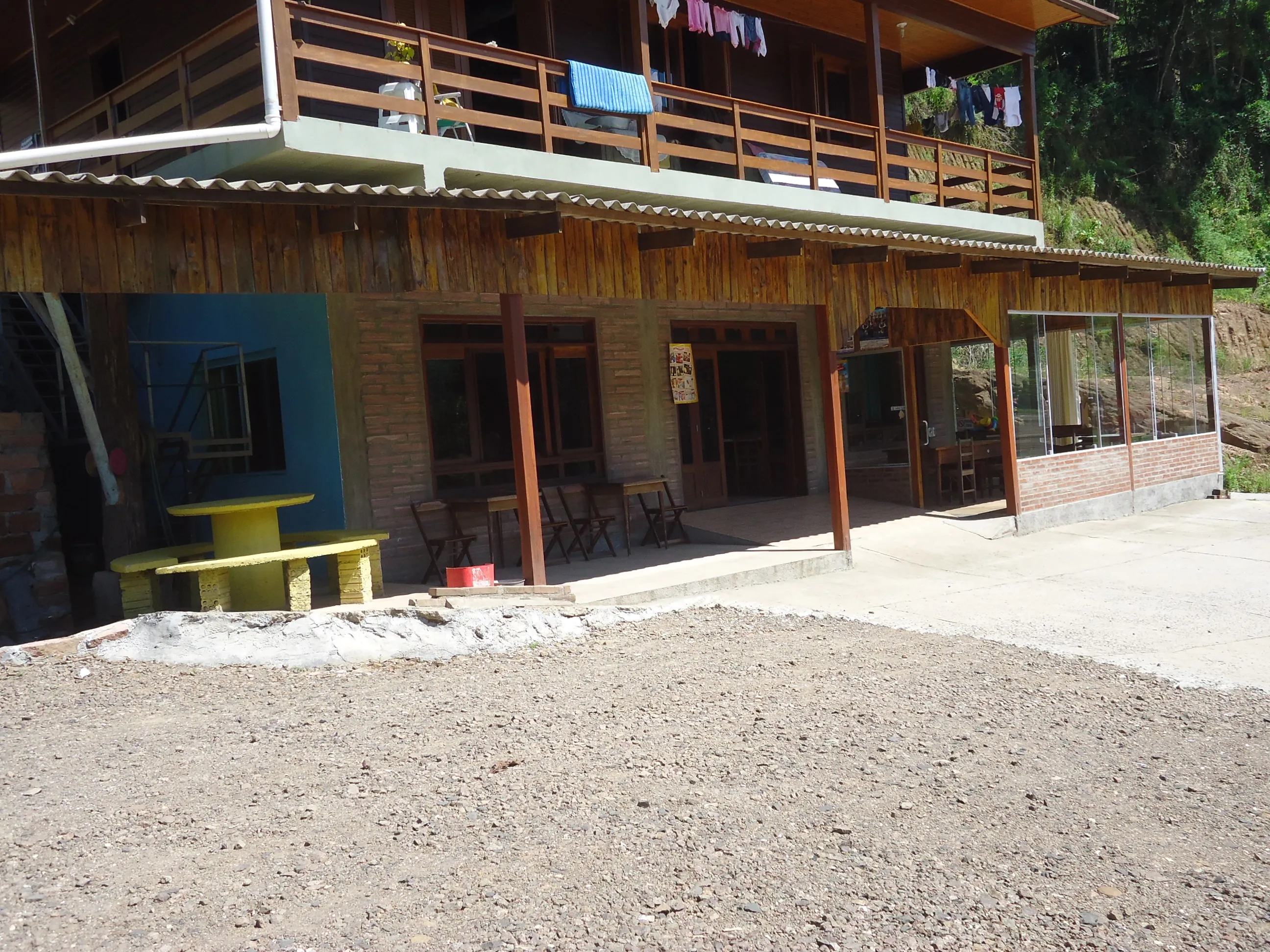 Sala comercial, localizada às margens da BR 116.