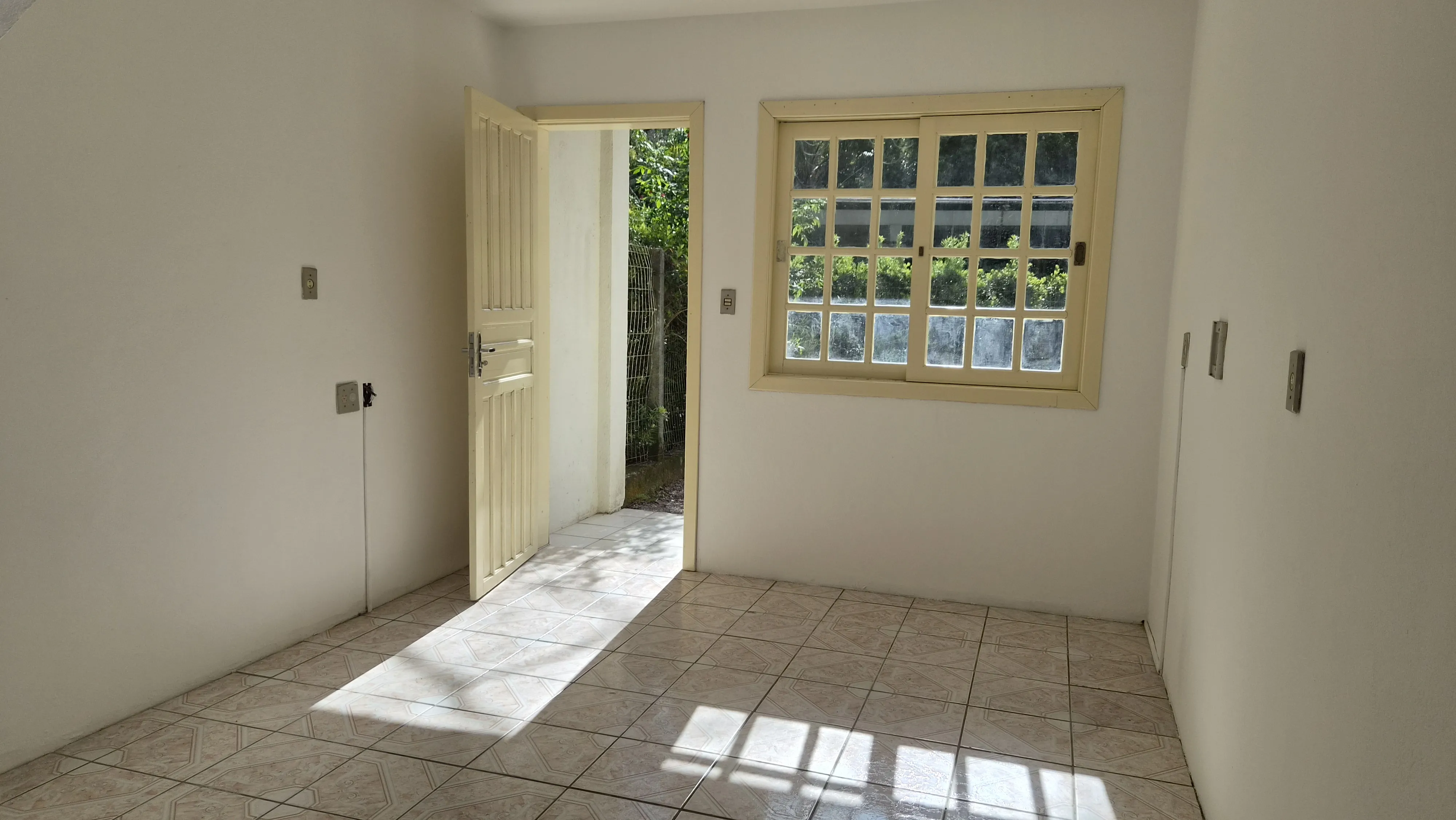 Sobrado com dois quartos para locação, localizado no Bairro Joaneta, na cidade de Picada Café