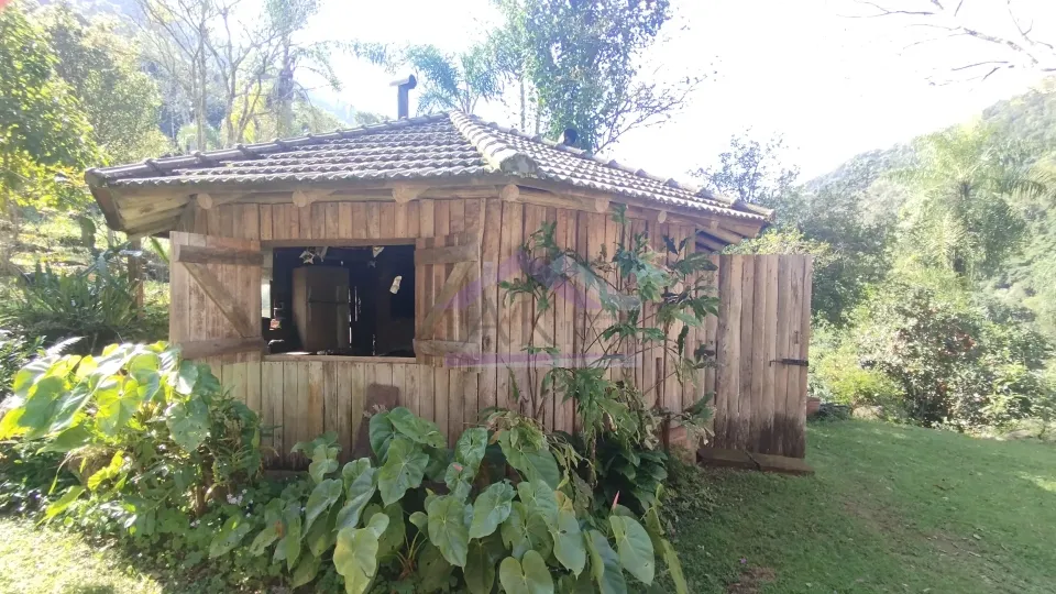 Sítio com riacho e casa enxaimel à venda em Picada Café na Serra Gaúcha
