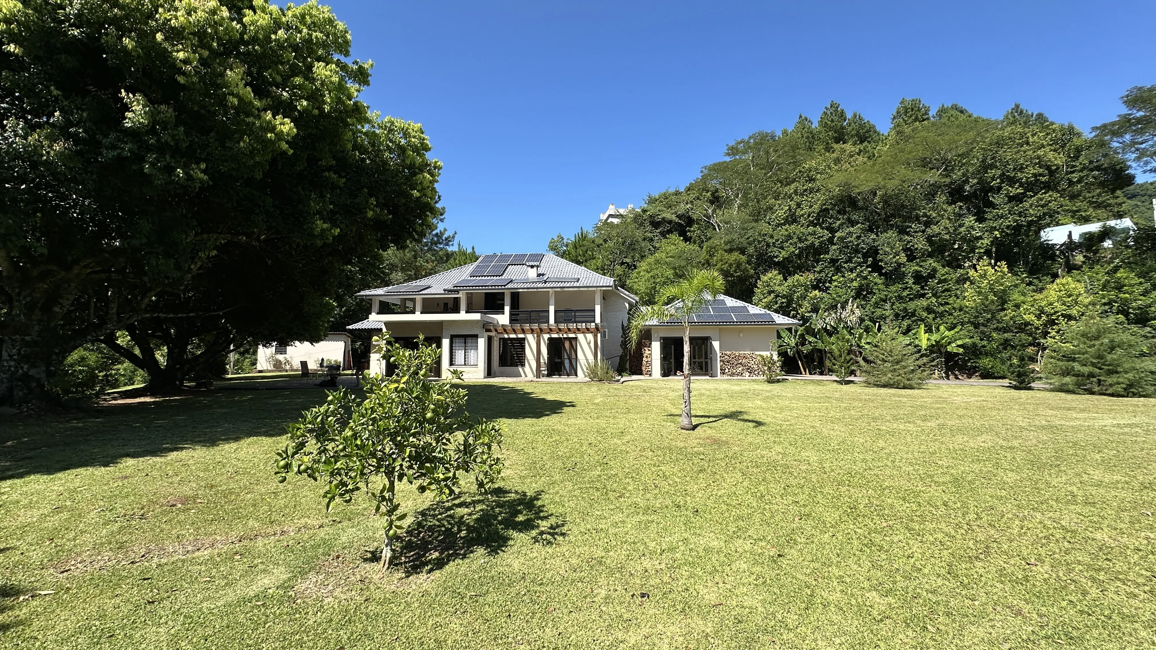 Casa de alto padrão com amplo terreno à venda na Serra Gaúcha