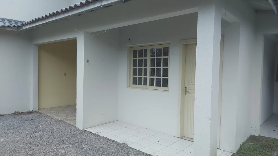 Sobrado com dois quartos localizado no Bairro Joaneta
