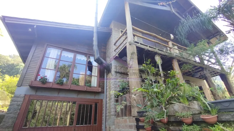 Sítio com riacho e casa enxaimel à venda em Picada Café na Serra Gaúcha