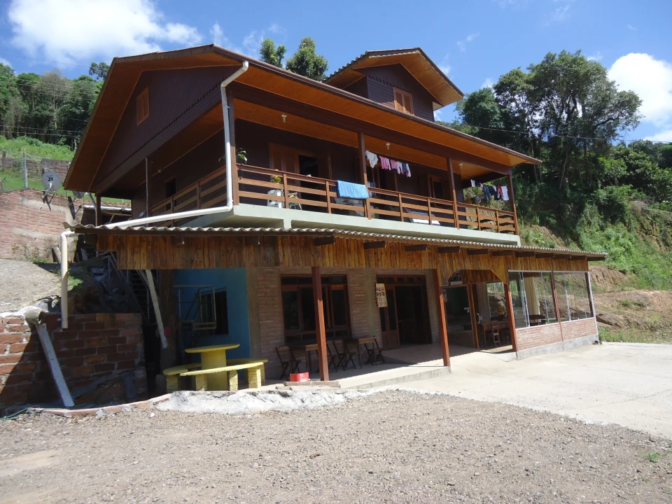 Sala comercial, localizada às margens da BR 116.