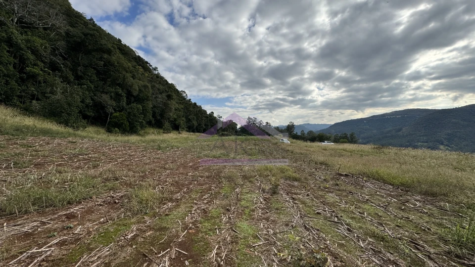 Área de terra com vista e açude à venda em Picada Café na Serra Gaúcha