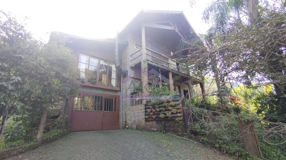 Sítio com riacho e casa enxaimel à venda em Picada Café na Serra Gaúcha