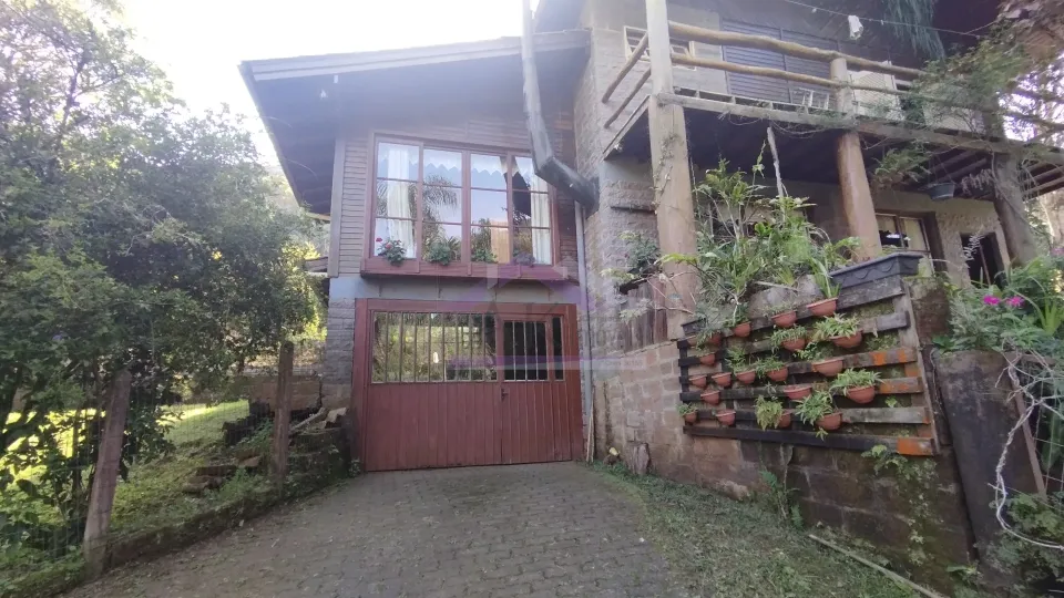 Sítio com riacho e casa enxaimel à venda em Picada Café na Serra Gaúcha