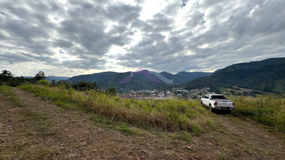 Área de terra com vista e açude à venda em Picada Café na Serra Gaúcha