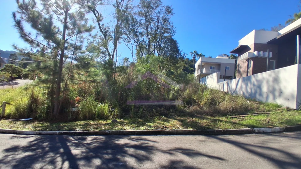 Terreno arborizado a venda em loteamento central de Picada Café, na Serra Gaúcha