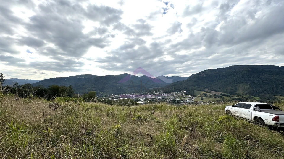 Área de terra com vista e açude à venda em Picada Café na Serra Gaúcha