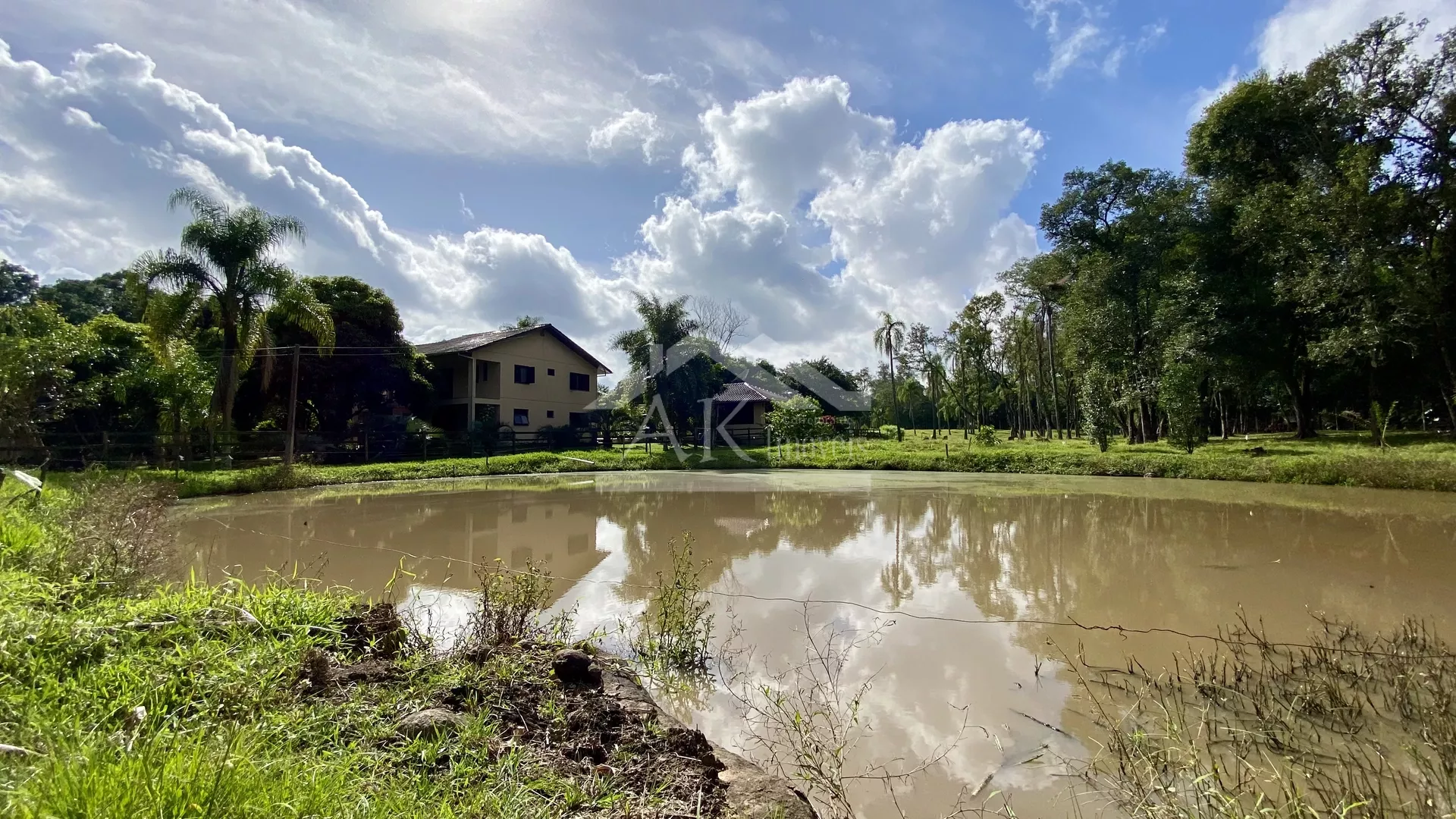 Sítio com estrutura completa, açude e piscina na cidade de Feliz-RS