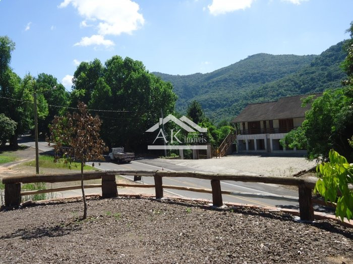 Prédio comercial à venda às margens da BR 116 em Picada Café, na Serra Gaúcha