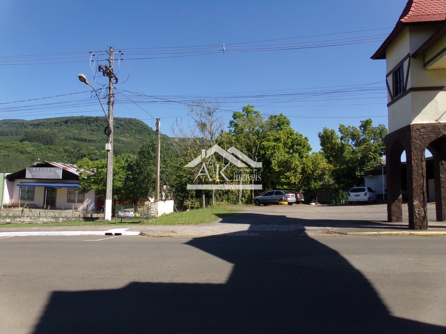 Prédio comercial, à venda, junto ao pórtico de Picada Café, na Serra Gaúcha