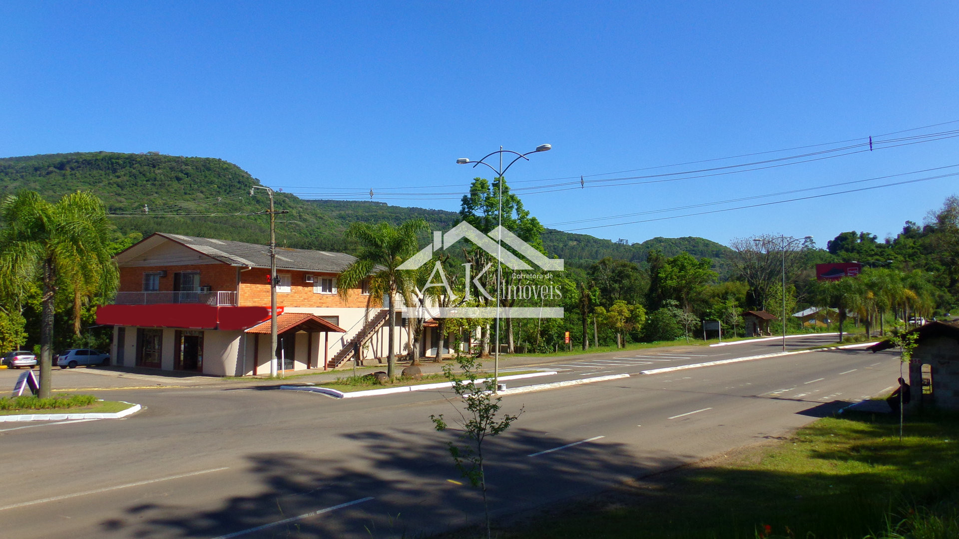 Prédio comercial, à venda, junto ao pórtico de Picada Café, na Serra Gaúcha