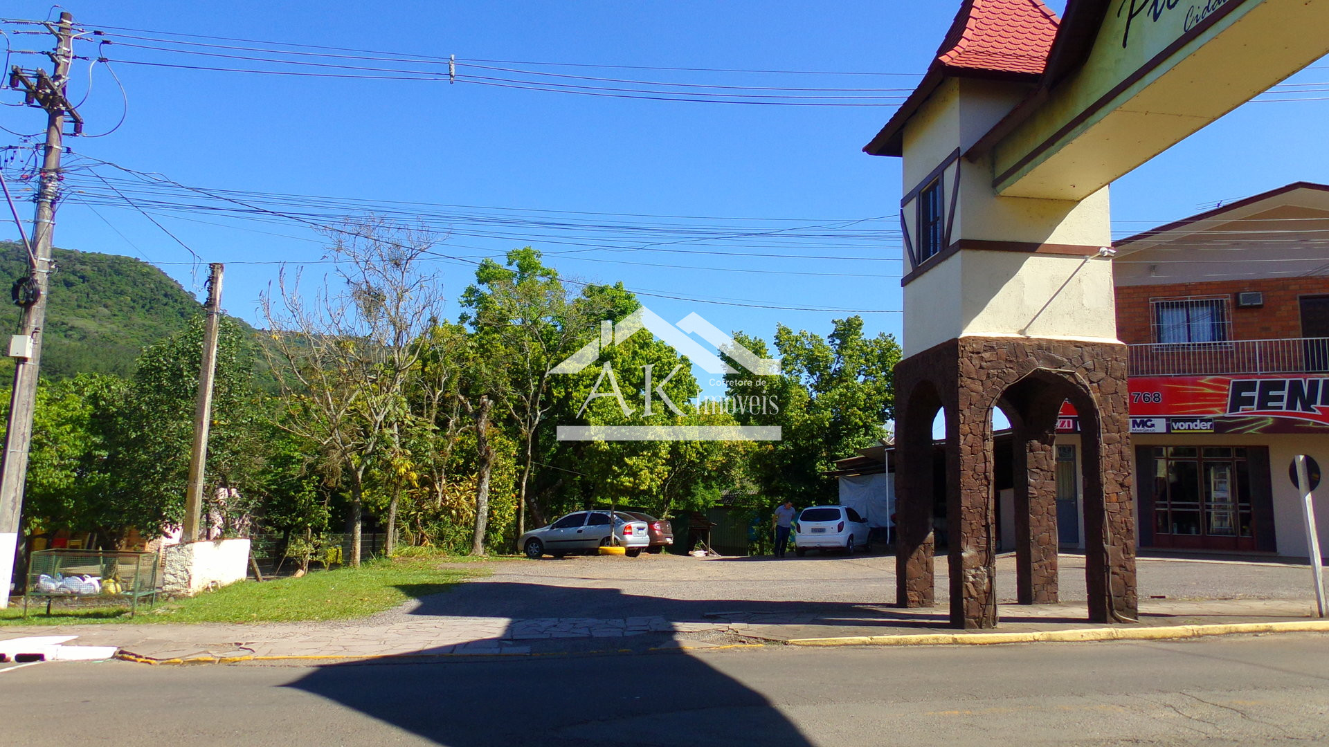 Prédio comercial, à venda, junto ao pórtico de Picada Café, na Serra Gaúcha