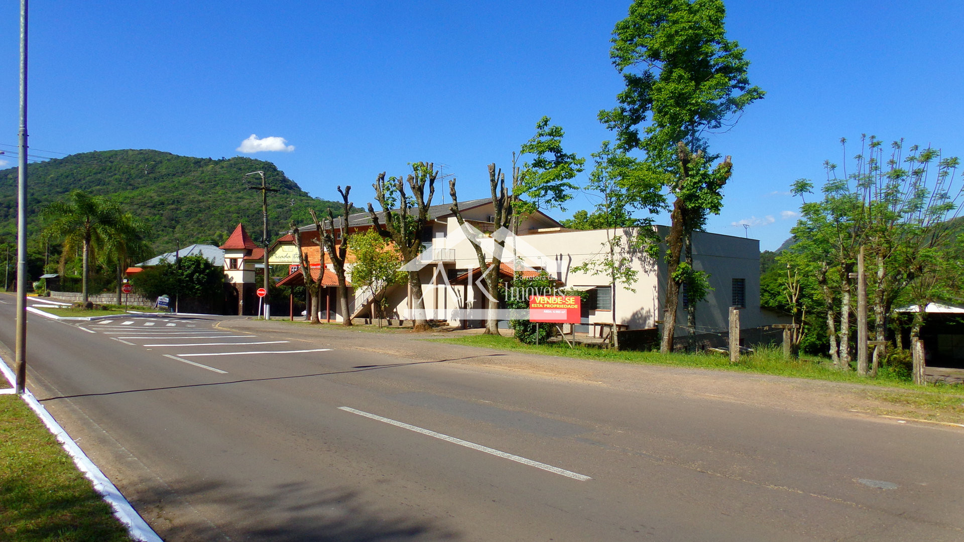 Prédio comercial, à venda, junto ao pórtico de Picada Café, na Serra Gaúcha