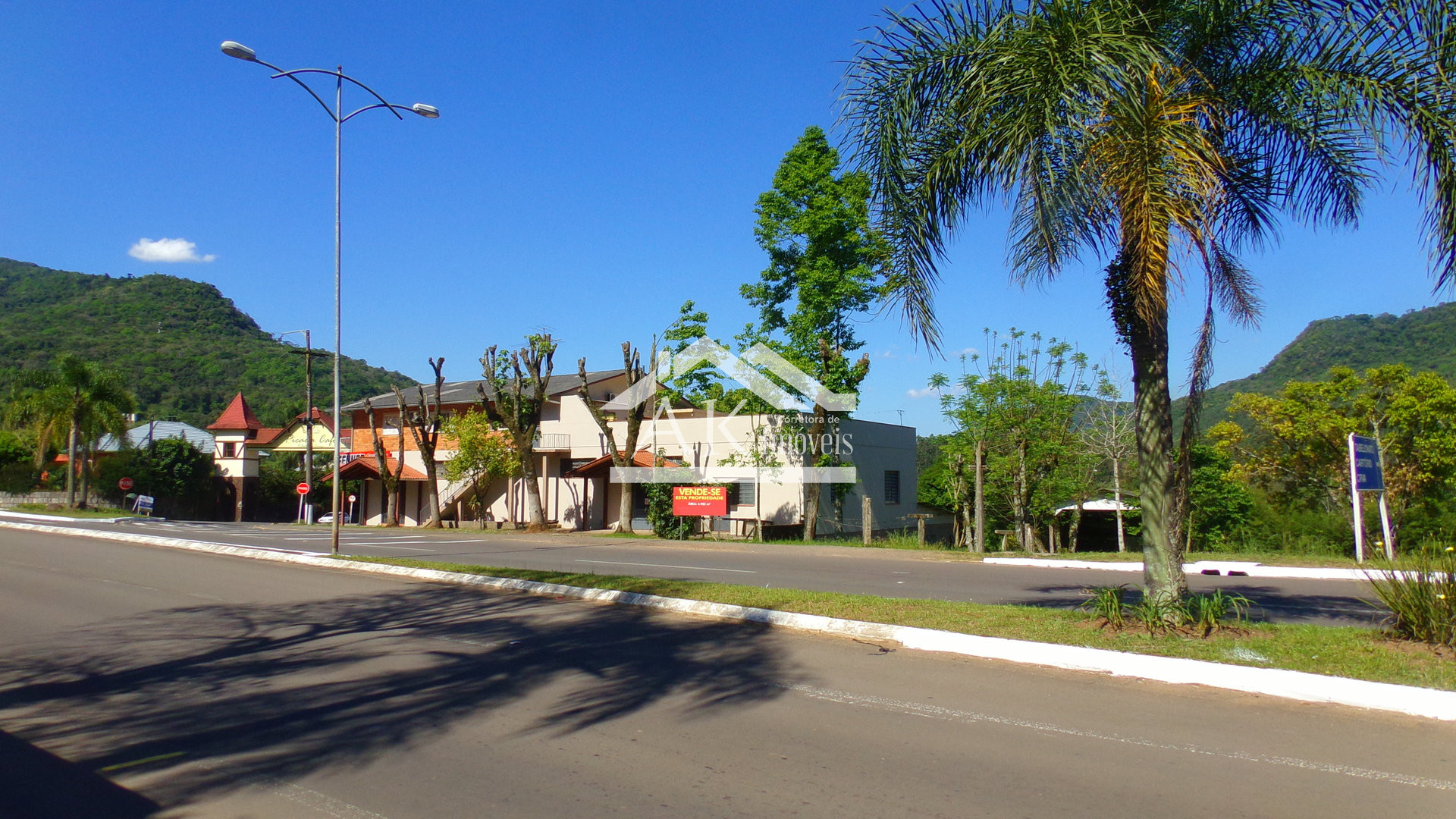 Prédio comercial, à venda, junto ao pórtico de Picada Café, na Serra Gaúcha