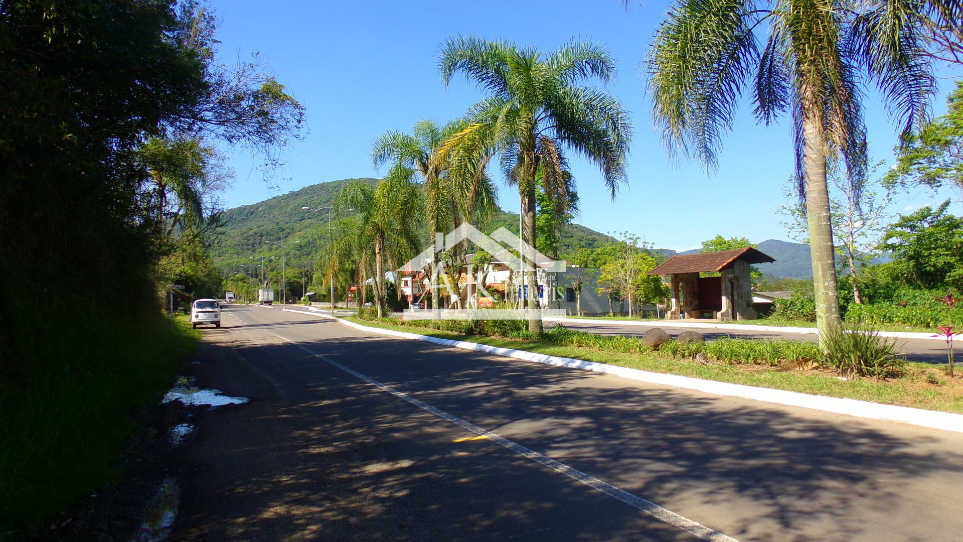 Prédio comercial, à venda, junto ao pórtico de Picada Café, na Serra Gaúcha