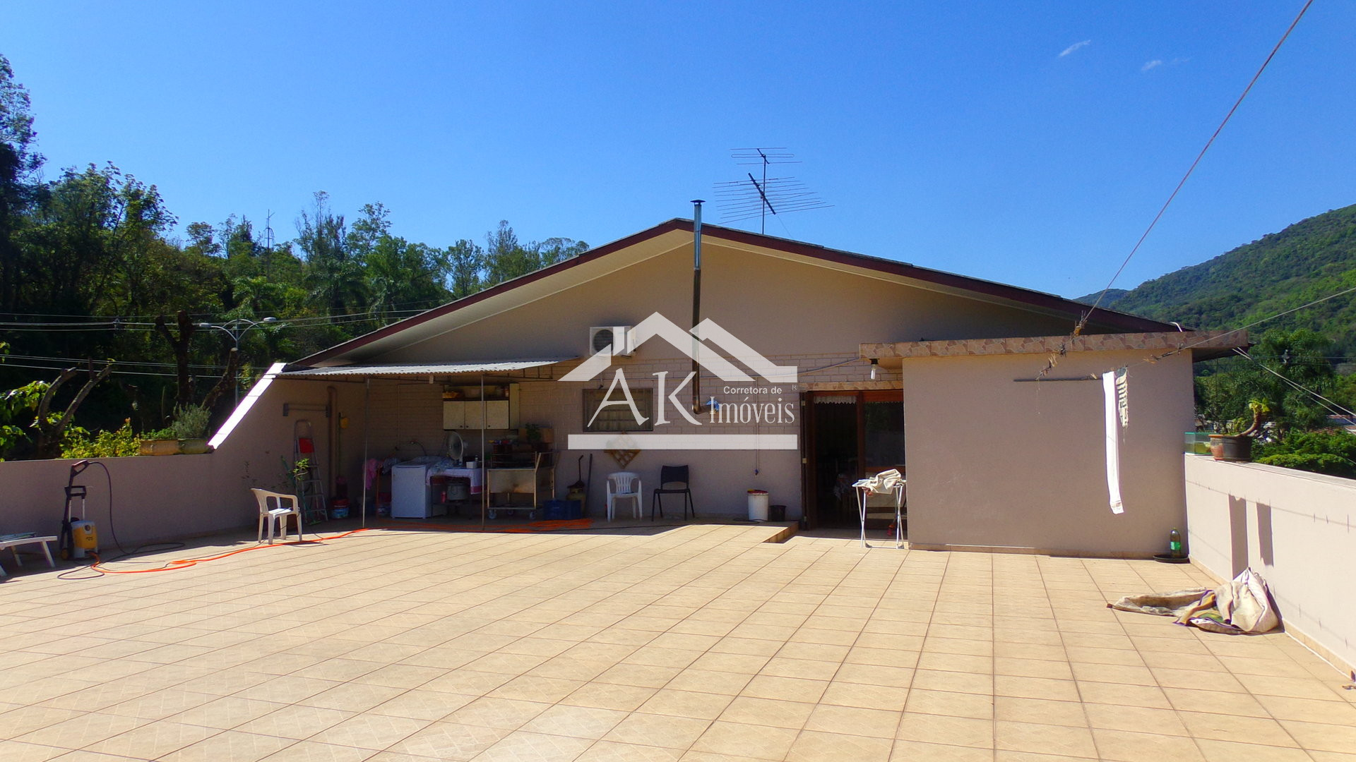 Prédio comercial, à venda, junto ao pórtico de Picada Café, na Serra Gaúcha