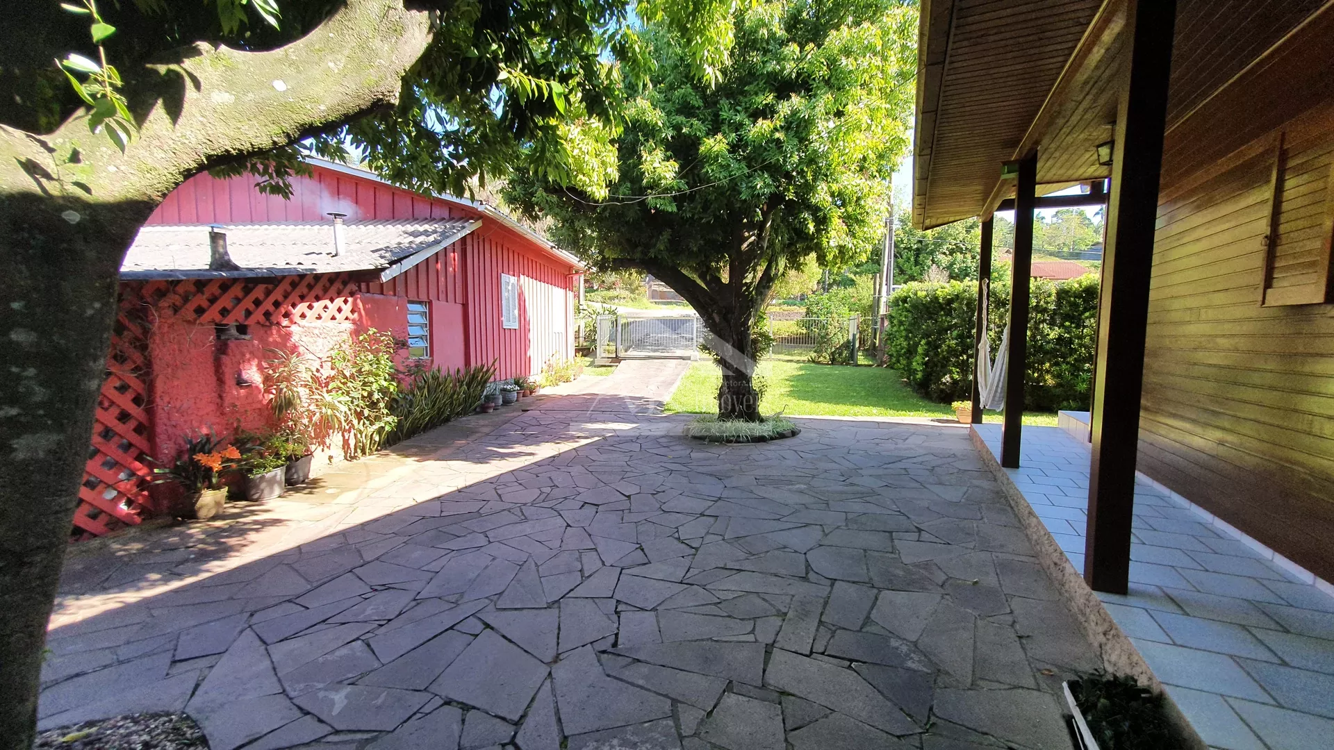 Chalés à venda às margens da BR-116 em Picada Café, na Serra Gaúcha