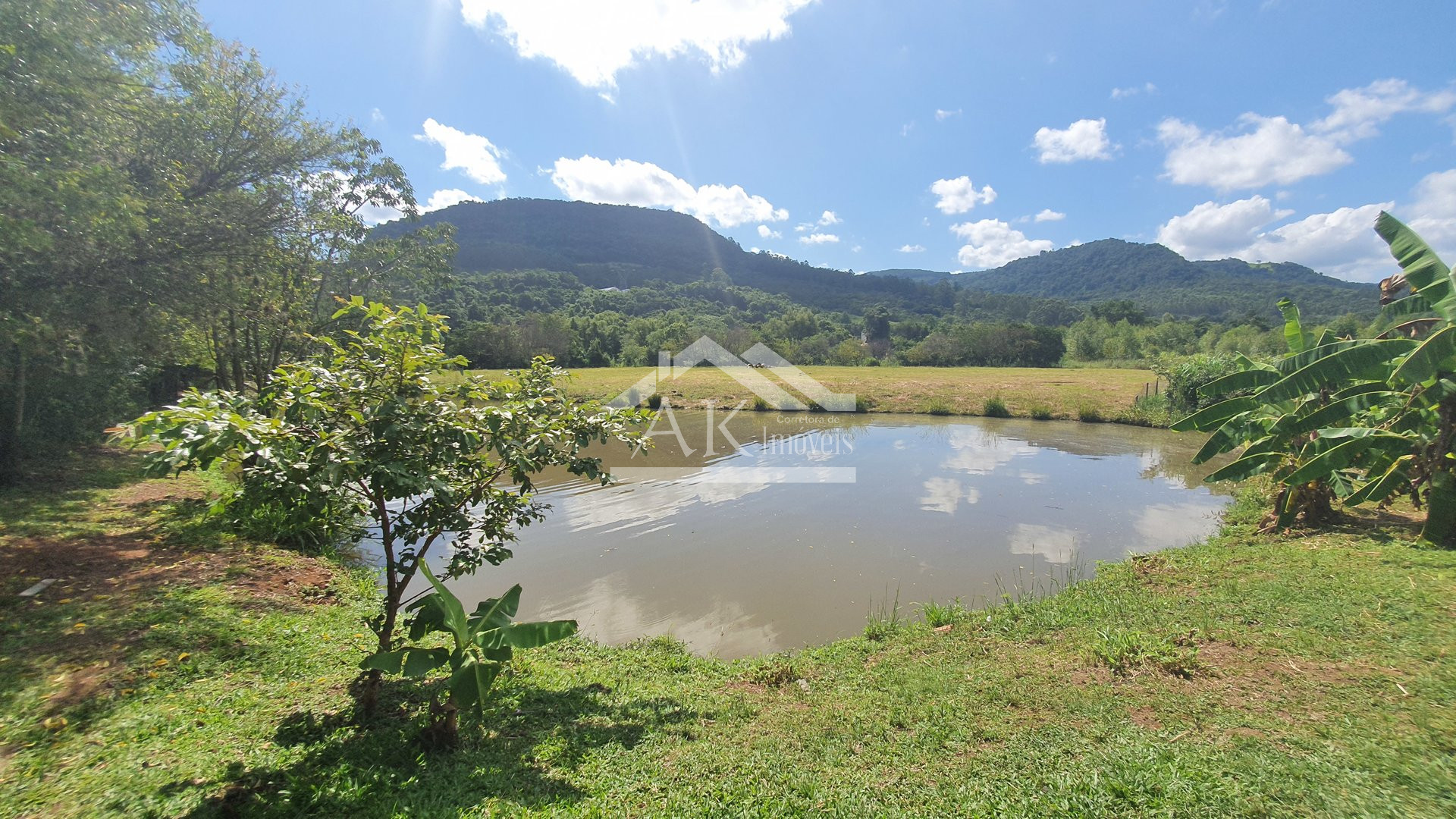 Área de terras com açude e fundos para o Rio Cadeia à venda em Picada Café na Serra Gaúcha