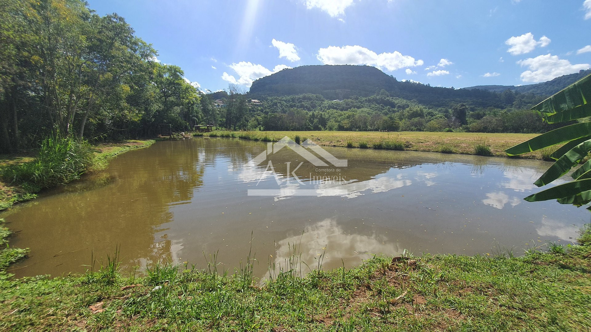 Área de terras com açude e fundos para o Rio Cadeia à venda em Picada Café na Serra Gaúcha