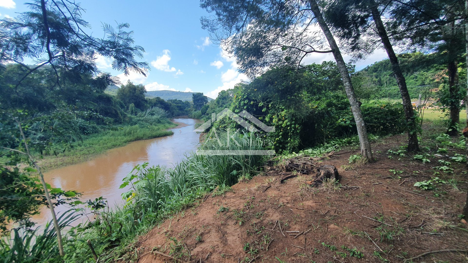 Área de terras com açude e fundos para o Rio Cadeia à venda em Picada Café na Serra Gaúcha