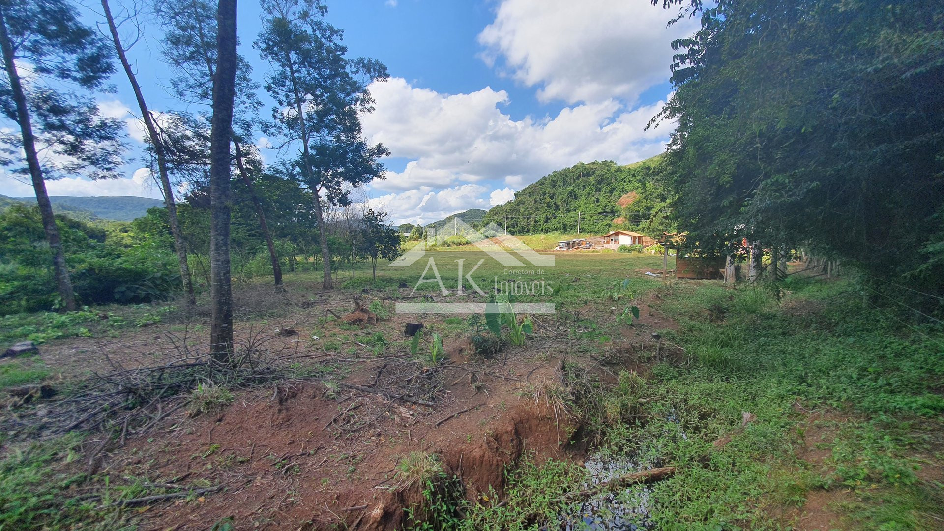 Área de terras com açude e fundos para o Rio Cadeia à venda em Picada Café na Serra Gaúcha