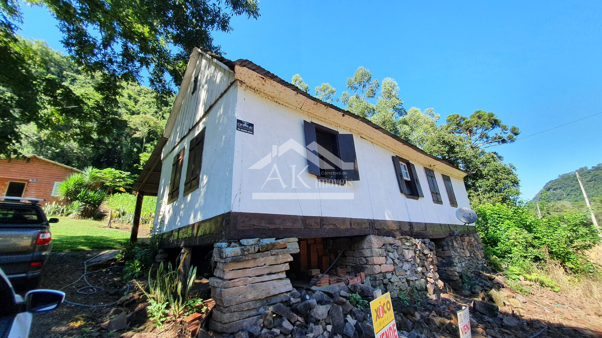 Sítio com casa Enxaimel, açude e riacho às venda em Picada Café na Serra Gaúcha