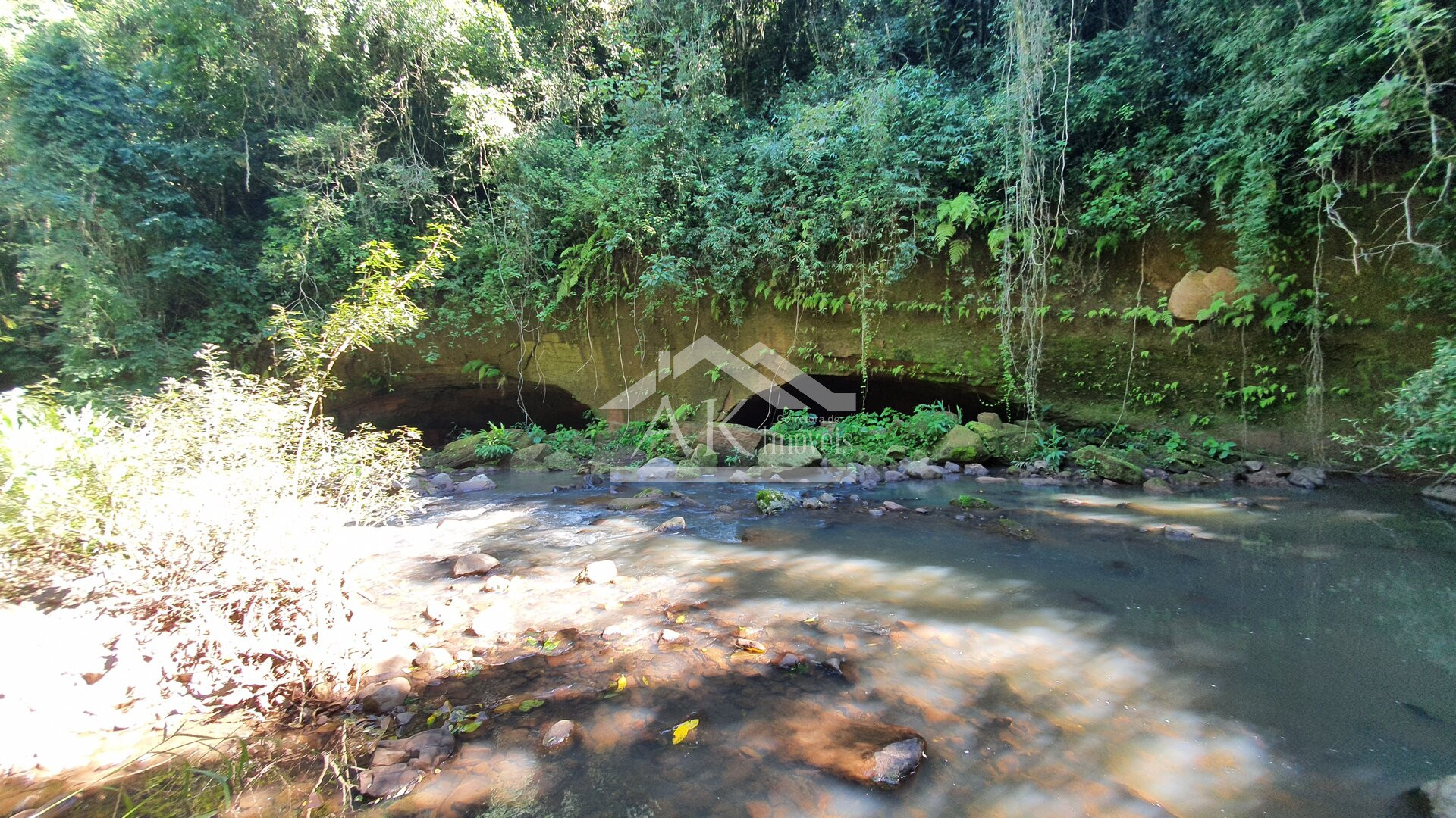Sítio com casa Enxaimel, açude e riacho às venda em Picada Café na Serra Gaúcha