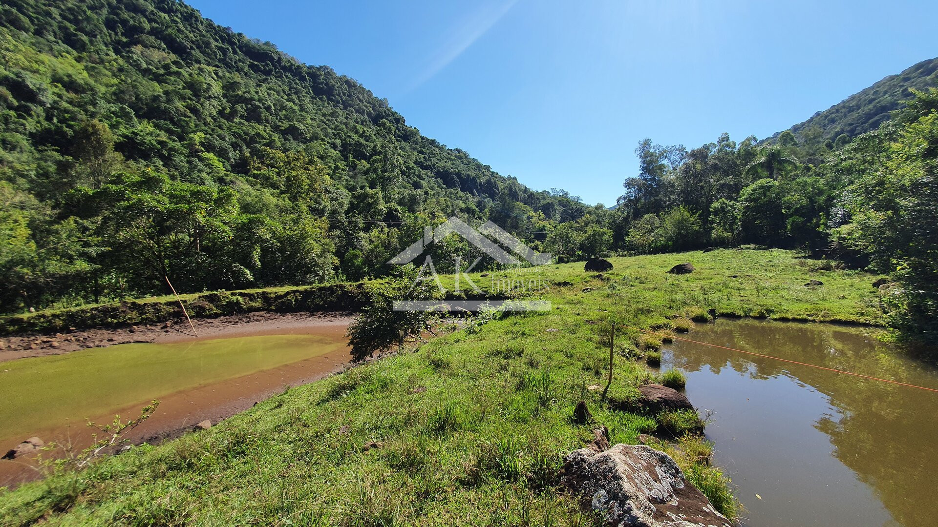 Sítio com casa Enxaimel, açude e riacho às venda em Picada Café na Serra Gaúcha