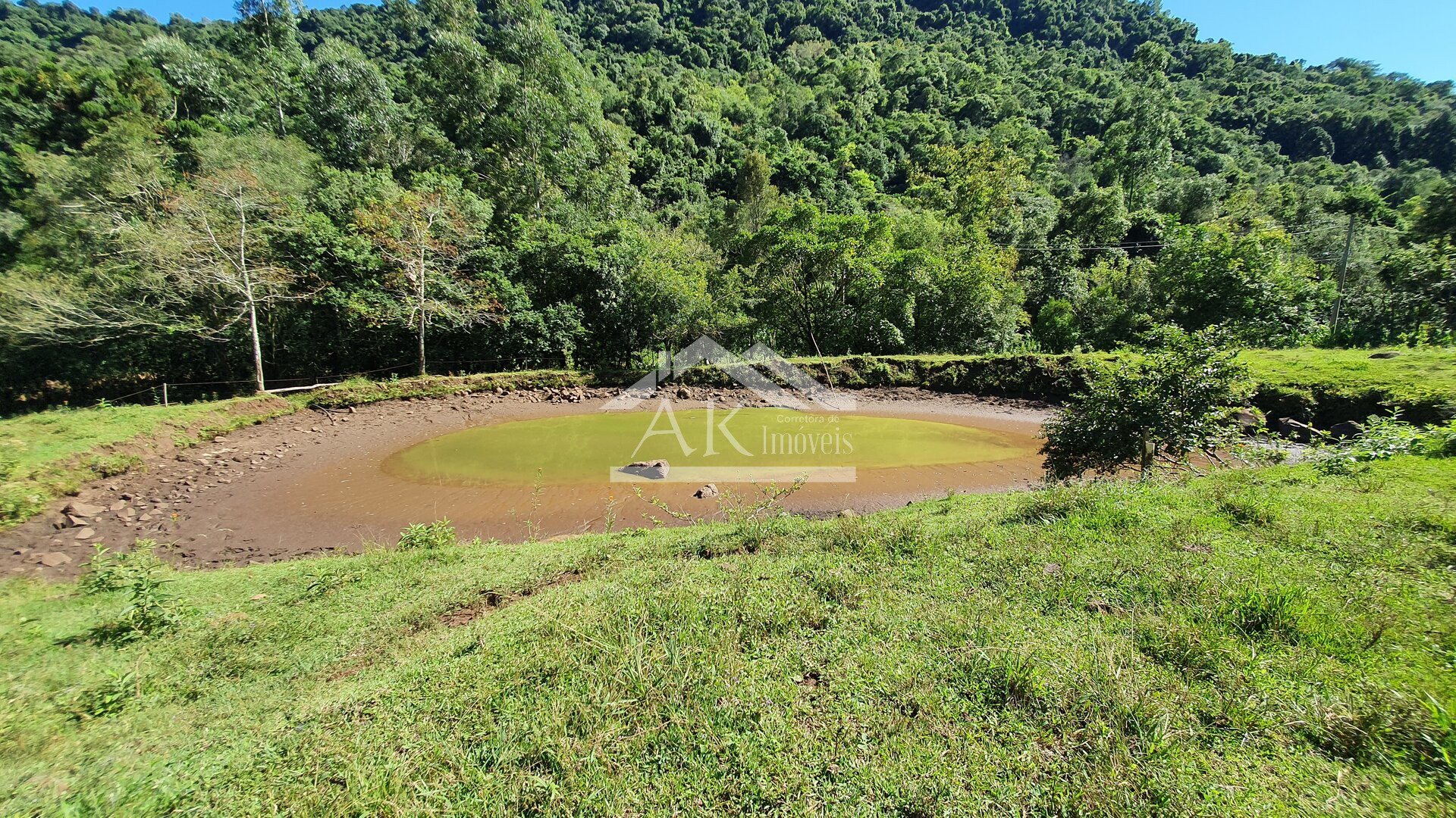 Sítio com casa Enxaimel, açude e riacho às venda em Picada Café na Serra Gaúcha