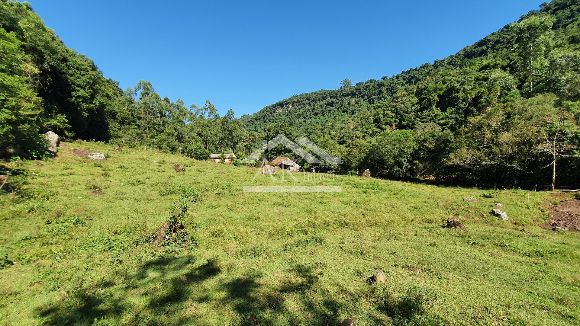 Sítio com casa Enxaimel, açude e riacho às venda em Picada Café na Serra Gaúcha