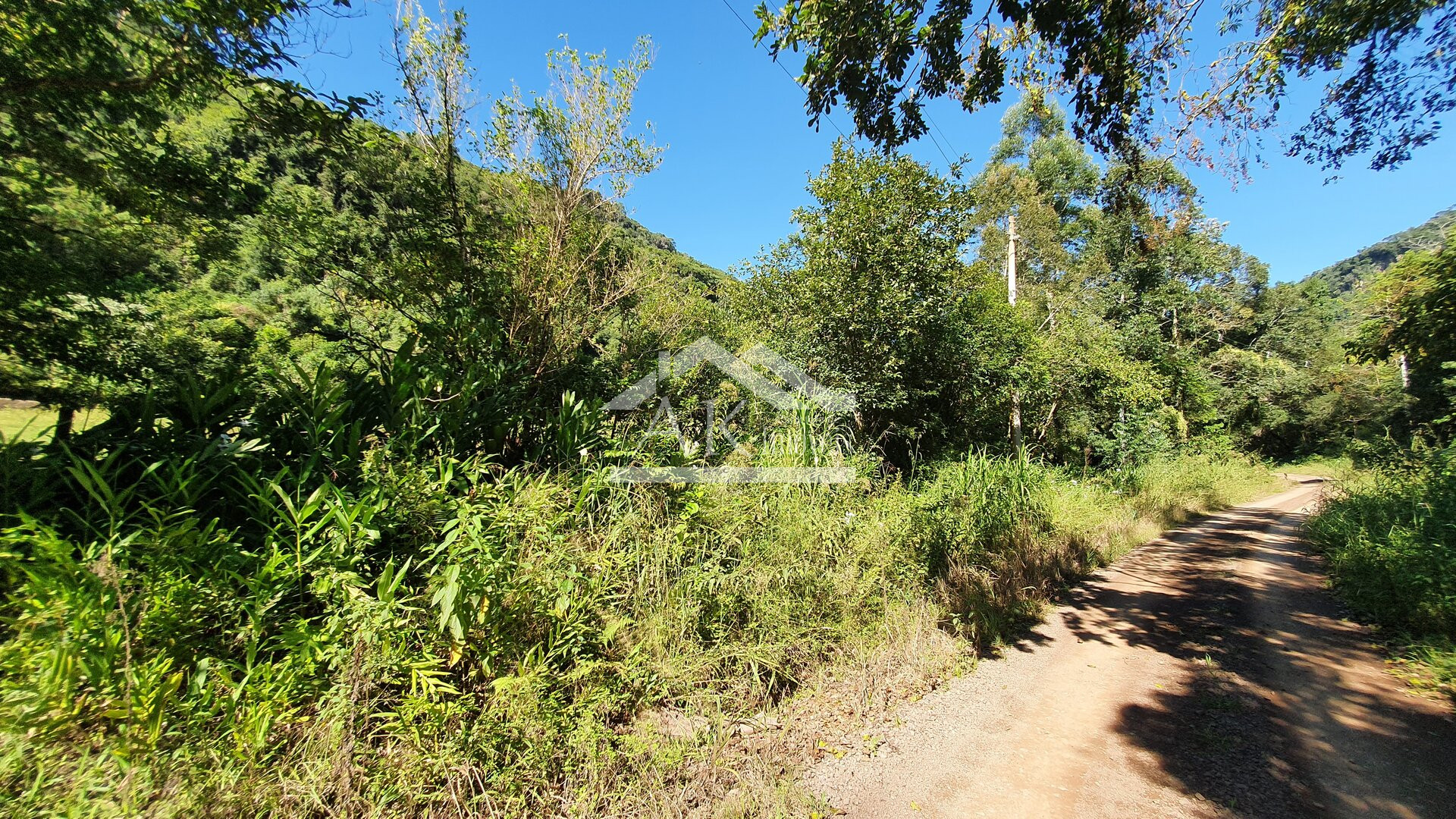 Sítio com casa Enxaimel, açude e riacho às venda em Picada Café na Serra Gaúcha