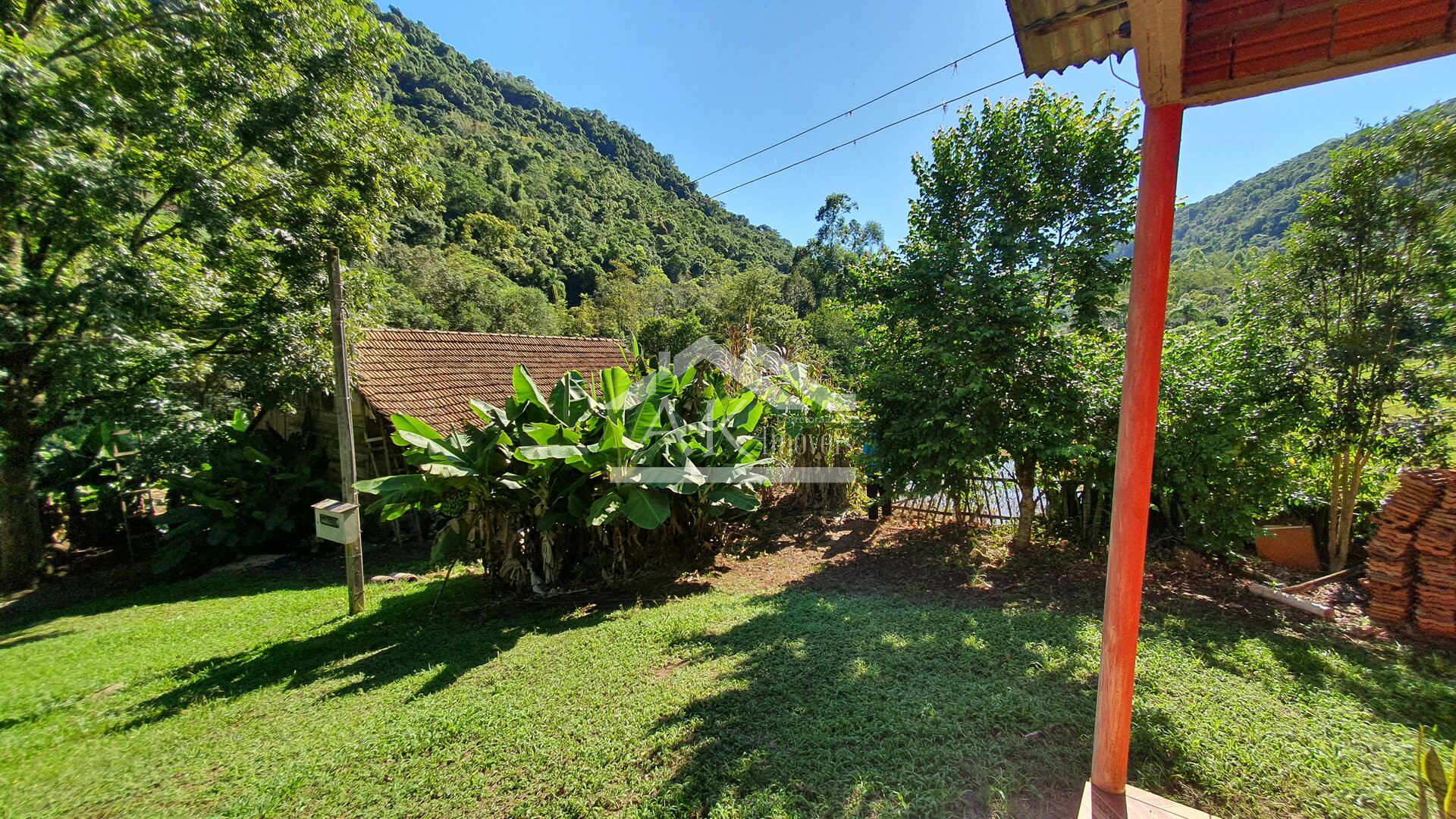 Sítio com casa Enxaimel, açude e riacho às venda em Picada Café na Serra Gaúcha