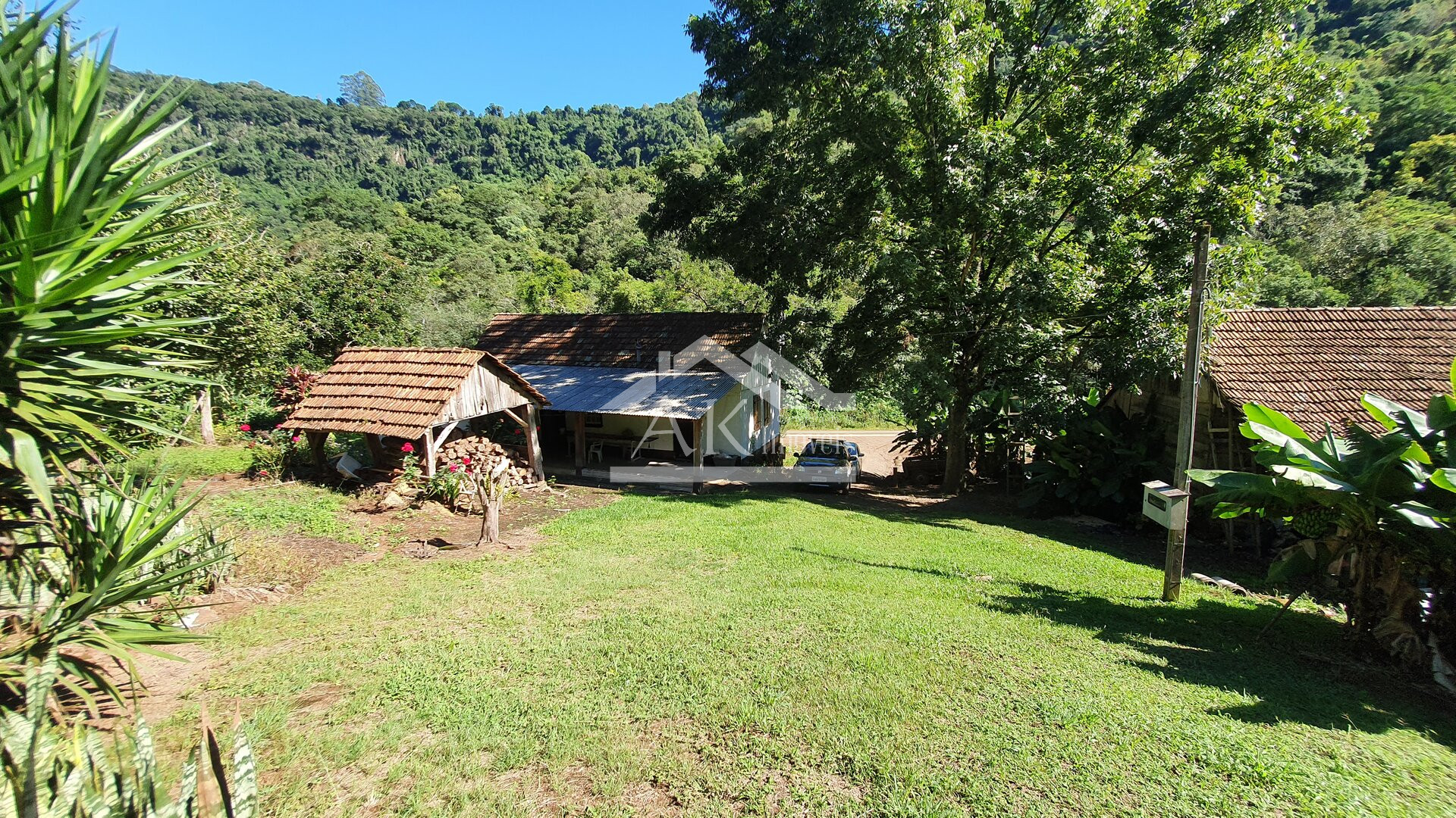 Sítio com casa Enxaimel, açude e riacho às venda em Picada Café na Serra Gaúcha