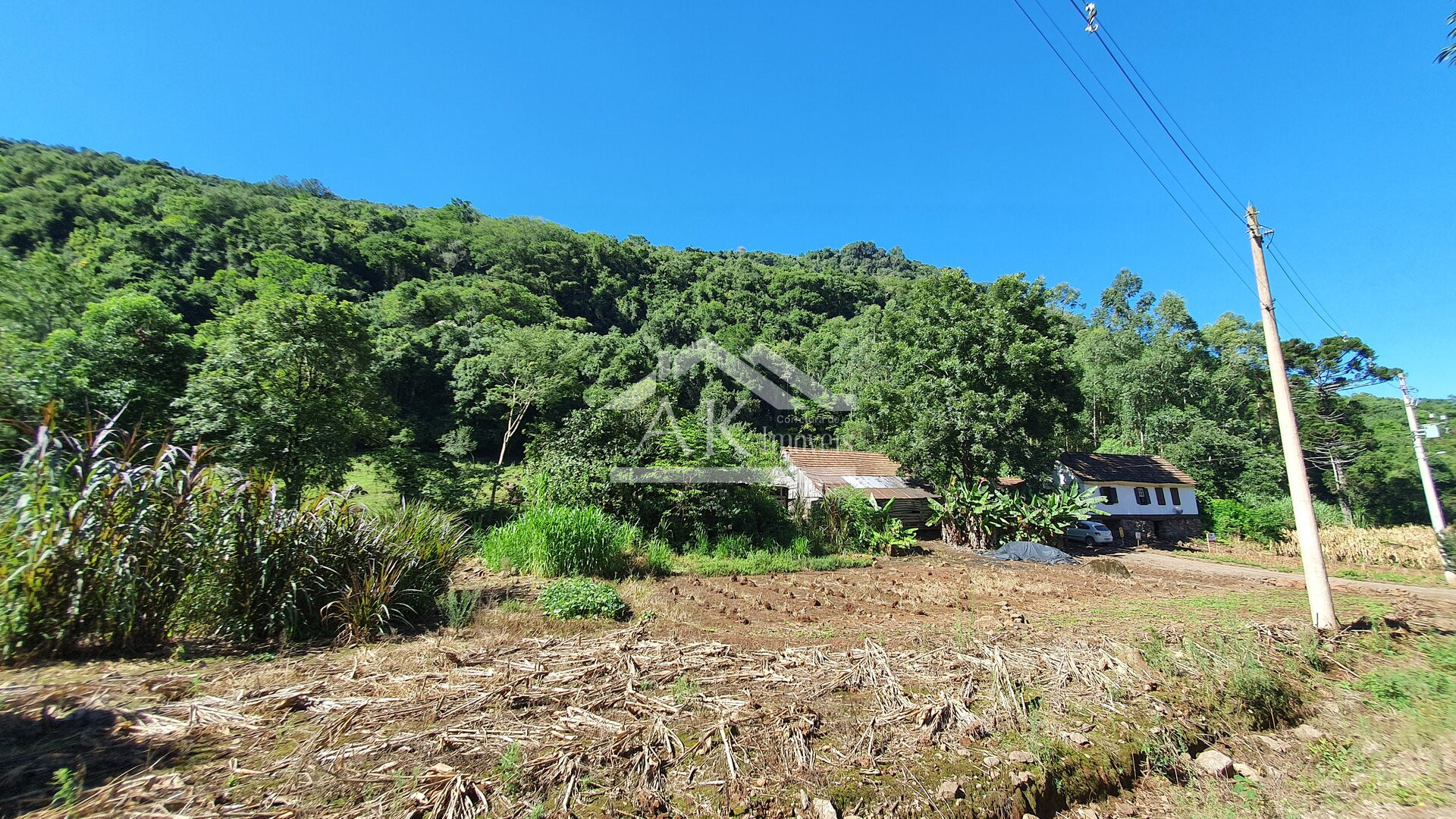 Sítio com casa Enxaimel, açude e riacho às venda em Picada Café na Serra Gaúcha