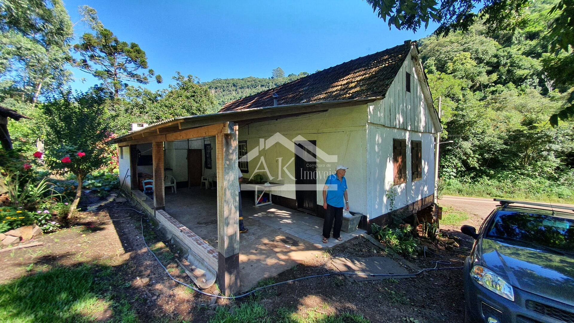 Sítio com casa Enxaimel, açude e riacho às venda em Picada Café na Serra Gaúcha