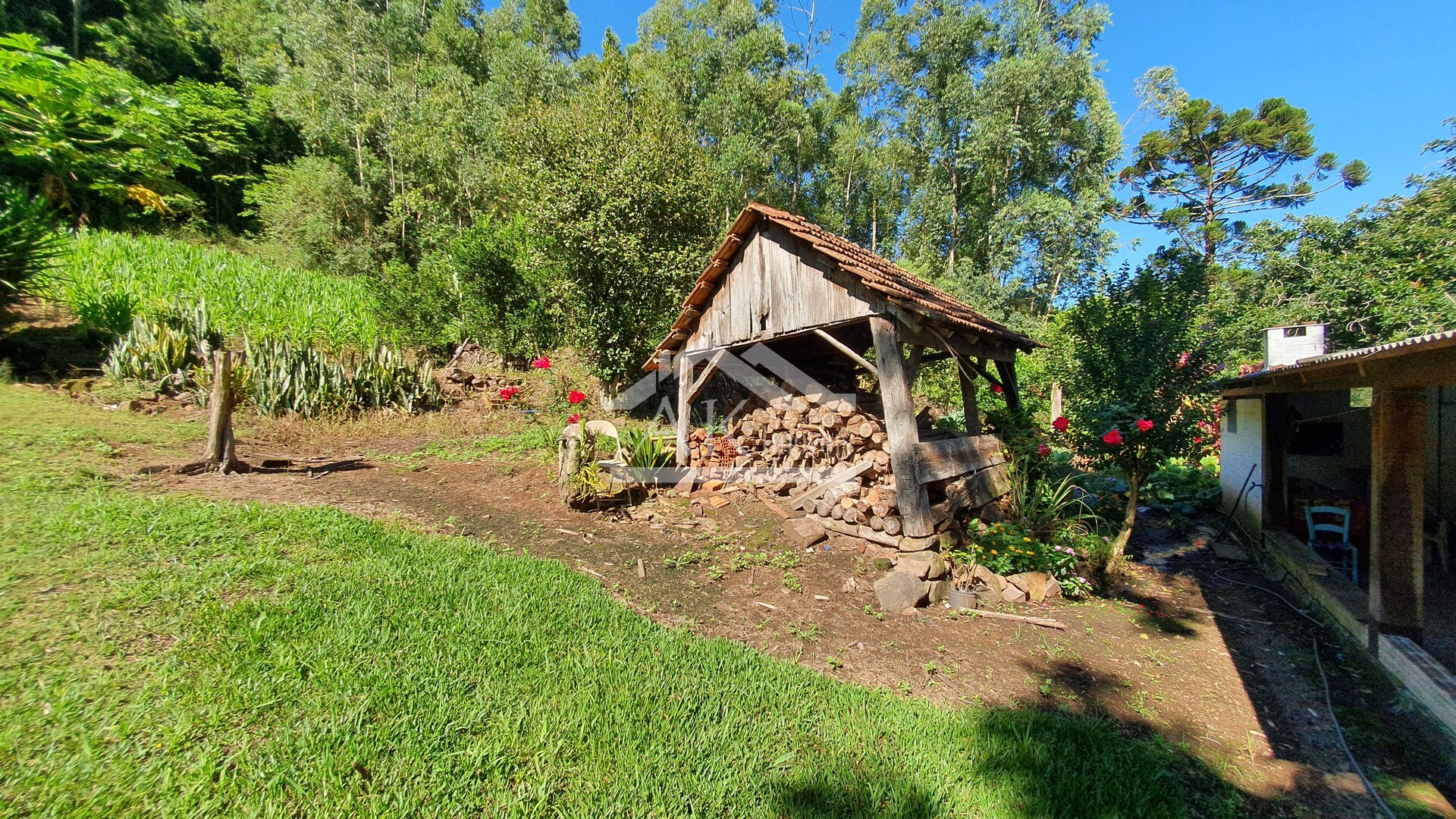 Sítio com casa Enxaimel, açude e riacho às venda em Picada Café na Serra Gaúcha